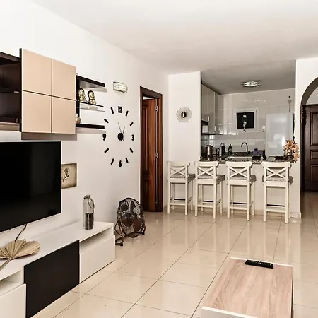 Cozy 2 Bedroom In Apartment *