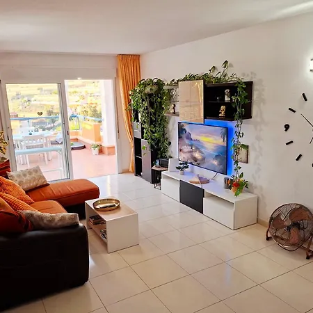 Cozy 2 Bedroom In アデヘ